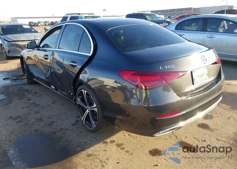 2022 Mercedes-Benz C 300 Sedan z USA, uszkodzony, nr VIN W1KAF4GB7NR030901